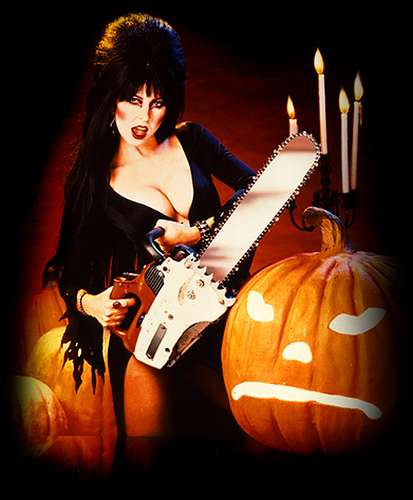 Elvira_Chainsaw-and-Pumpkin