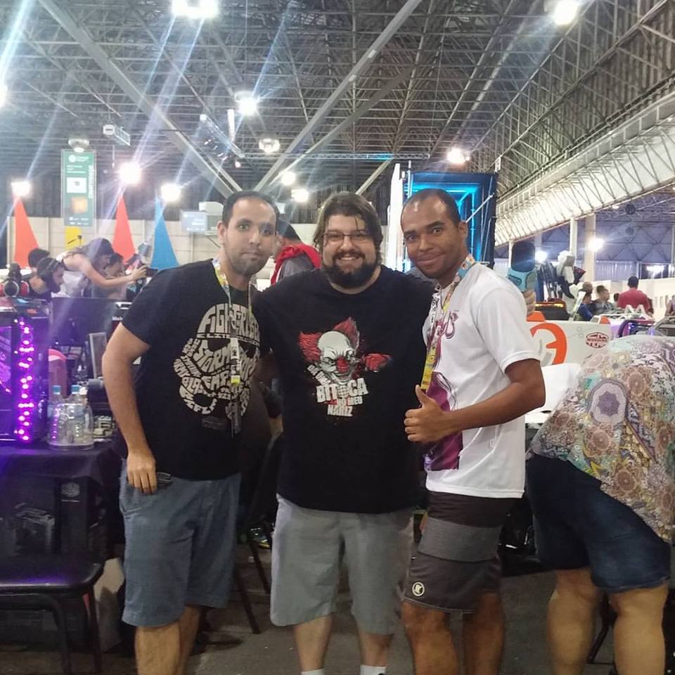 Três participantes reunidos nos bastidores da Campus Party Brasil 2016