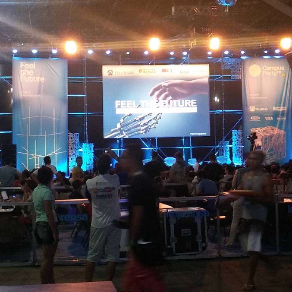 Palco Feel the Future e público da Campus Party Brasil 2016