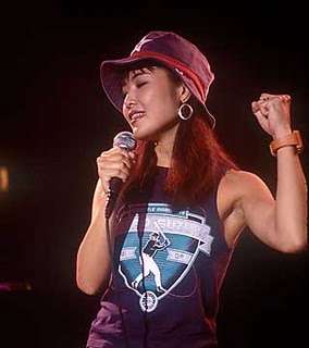 Cantora em apresentação musical, segurando um microfone
