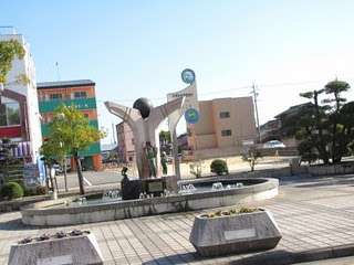 Praça no Japão com uma escultura, fotografada durante a primeira semana da viagem