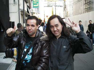 Dois amigos posando em uma rua de Akihabara