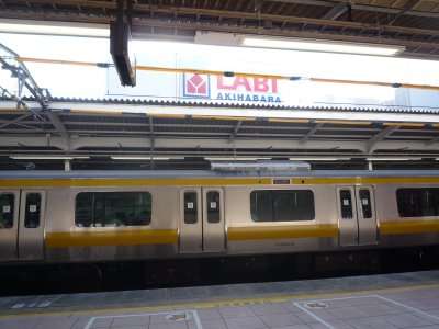 Trem na plataforma da estação de Akihabara