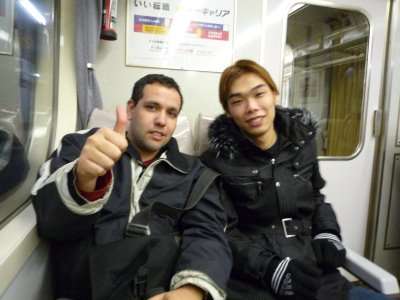 Dois viajantes sentados em um trem durante a viagem a Toyohashi