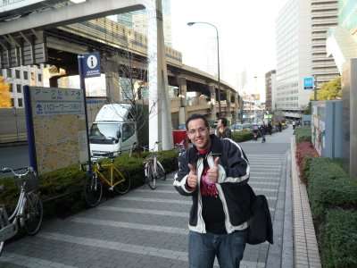 Viajante em uma rua do Japão, junto a uma linha ferroviária elevada