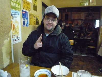 Visitante sentado à mesa durante um jantar em Kichijoji