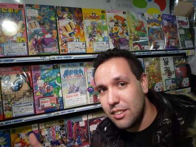 Visitante diante de prateleiras de jogos na loja Potato de Akihabara
