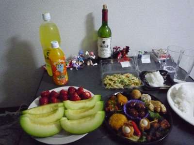 Japão: Ano Novo Mesa com frutas, pratos e bebidas para a celebração de Ano Novo no Japão