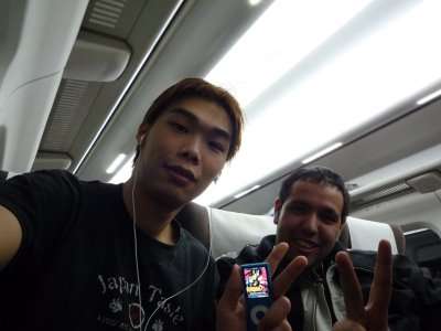 Japão: Rumo a Tokyo, de novo! Dois viajantes posando dentro do trem rumo a Tokyo