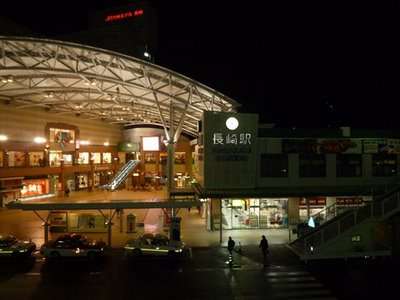 Japão: Nagasaki – Parte 1 Estação de Nagasaki iluminada à noite