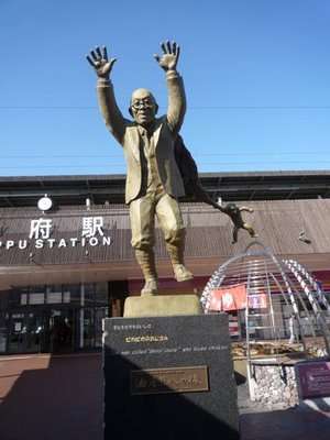 Japão: Beppu – parte 2 Estátua diante da estação de Beppu sob um céu azul