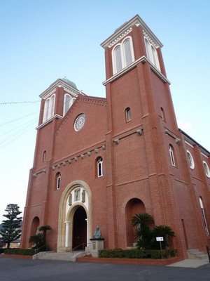 Fachada de tijolos vermelhos da Catedral Urakami