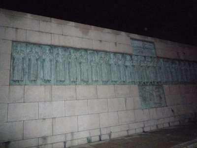 Monumento dos 26 mártires de Nagasaki fotografado à noite
