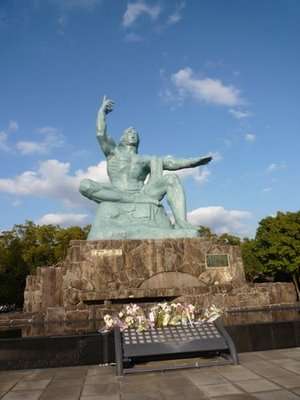 Estátua do Parque da Paz de Nagasaki sob céu azul