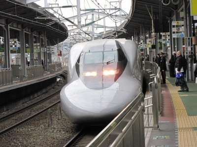 Trem-bala junto à plataforma durante a viagem rumo a Hiroshima