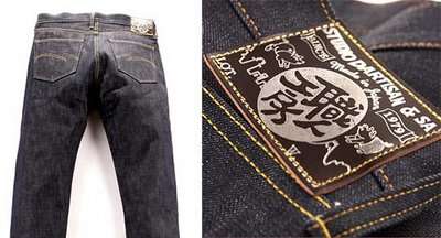 Calça jeans japonesa e detalhe da etiqueta costurada no tecido