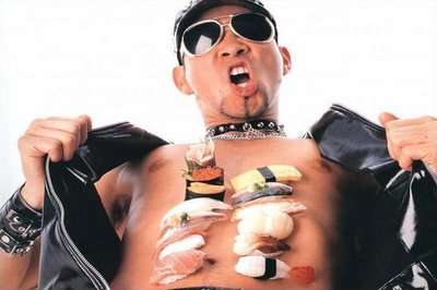 Personagem Hard Gay usando óculos escuros e roupa preta, com sushis sobre o peito