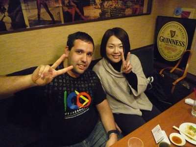 Dois amigos posando à mesa durante um jantar em Hiroshima