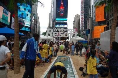Evento de lançamento de Wii Sports Resort em Times Square, com cenário de praia e visitantes