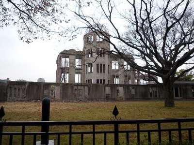 Cúpula da Bomba Atômica em Hiroshima, vista entre árvores