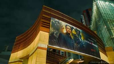Cinemas da Toho, um cinema de respeito! Fachada de cinema da Toho à noite, com cartaz de filme