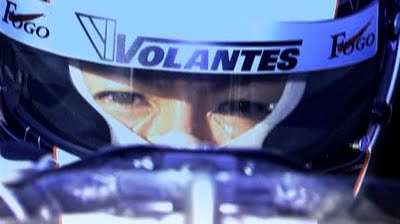 Crítica | Engine Piloto de corrida usando capacete em cena de Engine