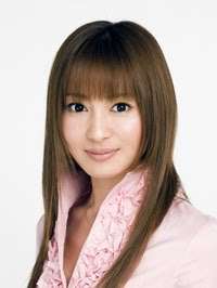 Retrato de celebridade japonesa com roupa rosa