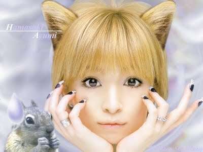 Ayumi Hamasaki em imagem com cabelo loiro, orelhas de animal e mãos junto ao rosto