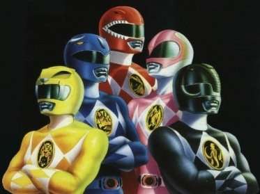 Os cinco Mighty Morphin Power Rangers com uniformes amarelo, azul, vermelho, rosa e preto
