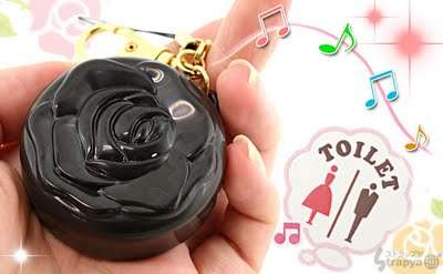 Japoneses inventam chaveiro para disfarçar sons dentro de banheiros públicos Chaveiro preto em forma de rosa usado para disfarçar sons no banheiro