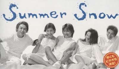 Summer Snow — imagem original da crítica Imagem promocional de Summer Snow com cinco integrantes do elenco sentados juntos