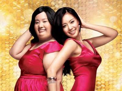Imagem promocional de 200 Pounds Beauty com duas personagens de vestido rosa