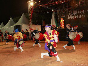 Ryukyu Koku Matsuri Daiko e Karen Ito (ao fundo)