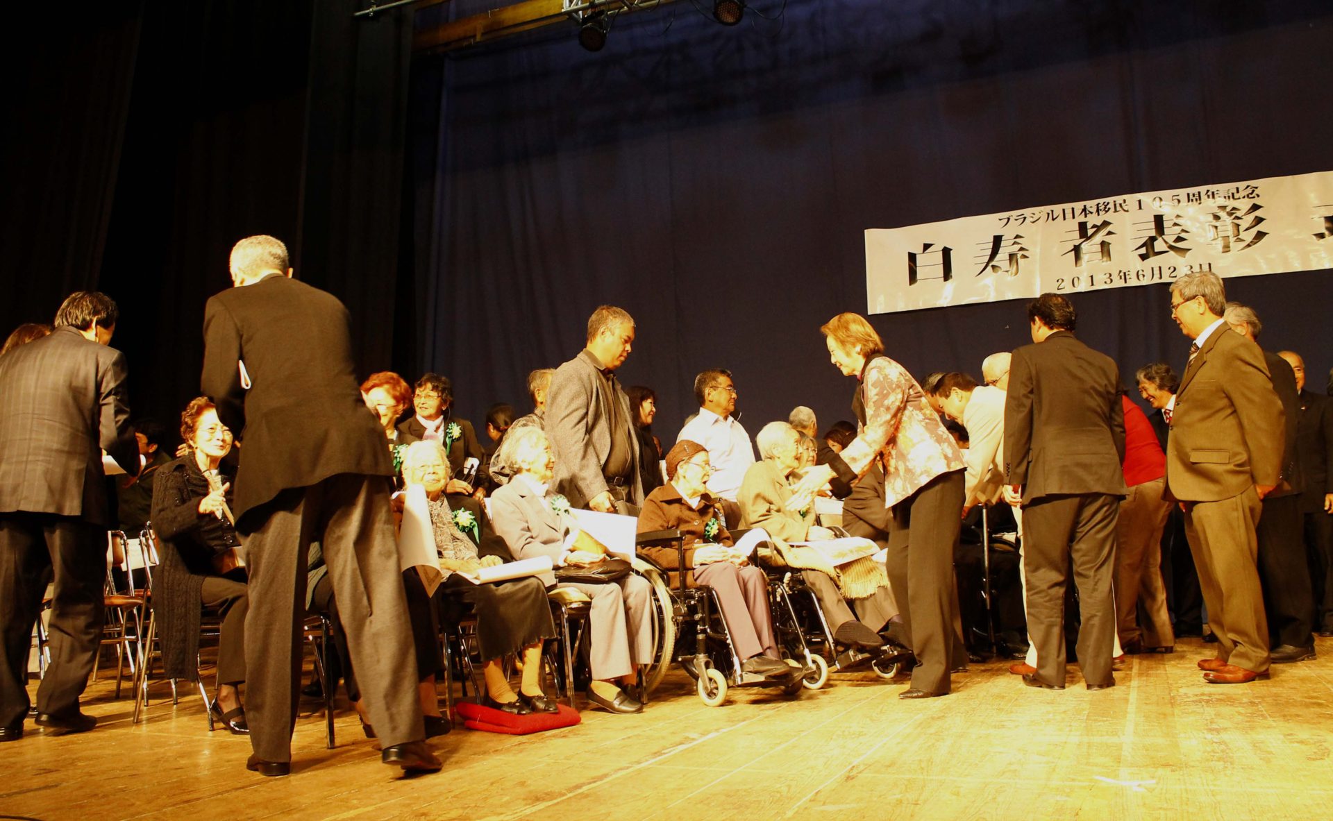 Homenagem aos idosos de 99 anos, pioneiros da imigração