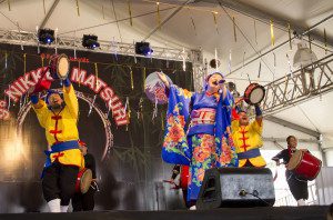 Ryukyu Koku Matsuri Daiko, ao lado da cantora Karen Ito