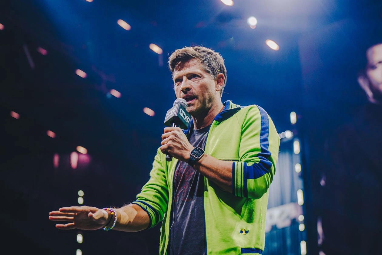 CCXP24 | Misha Collins celebra os fãs brasileiros na CCXP24