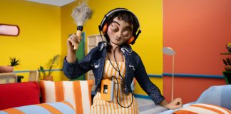 Mulheres Com Ombreiras chega em agosto com humor ácido e ambientação oitentista