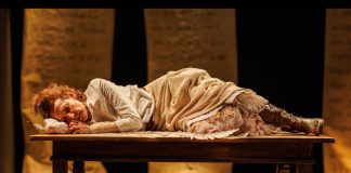 O grito calado de Isabel ecoa na Arena B3 em “Isabel das Santas Virgens e Sua Carta à Rainha Louca”