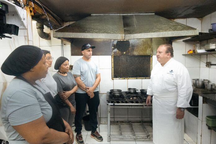 Jacquin conversa com a equipe do restaurante sobre a importância de adotar novos hábitos. Crédito- Caio Mvwaves:Band