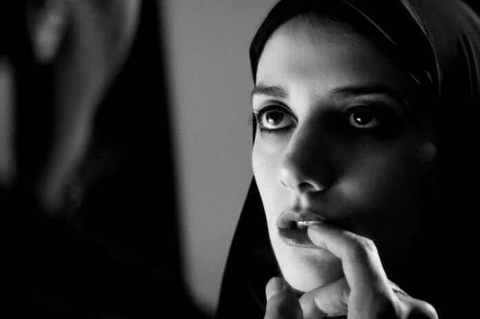 Sheila Vand em Garota sombria caminha pela noite, de Ana Lily Amirpour (Foto- divulgação)