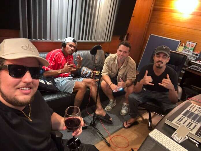 Carlean, Naldo Benny, Leandro Costa e Thisam em estúdio - Arquivo pessoal