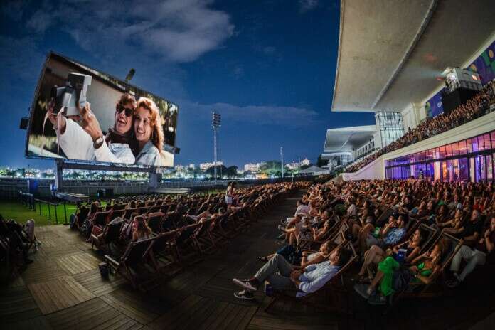 O Open Air tem a maior tela de cinema a céu aberto do mundo, com 325m².