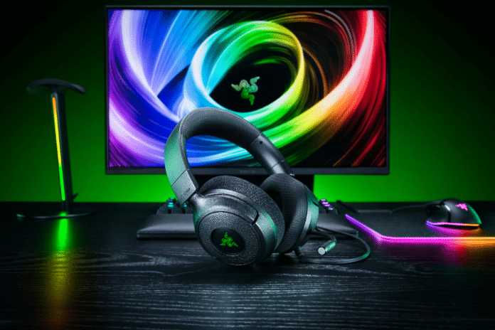 Headset Razer Kraken V4 X Sensa HD Haptics em setup gamer com iluminação RGB