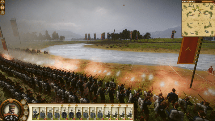 Batalha em Total War: Shogun 2 com tropas disparando junto a um rio.