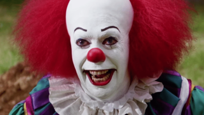 Tim Curry como Pennywise em It- A Coisa (1990). Foto- Reprodução